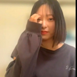 【無修正エロライブチャット】縦画面!赤い口唇ボブ黒美髪姿の目パッチリ激カワ女子が自部屋エロチャット!M字丸見え指&ペン2本挿入オナだ!喋り声◎大きい鼻◎の画像