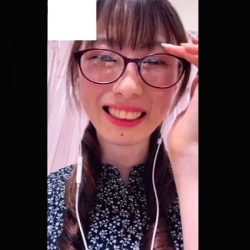 【無修正エロライブチャット】ＬＩＮＥビデオ通話お○んこ丸見え指オナニーする巻き髪ツインテ＆白イヤホン眼鏡女子！膣奥まで激しく２本指入れ！細身◎音無注意△の画像