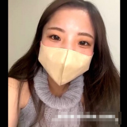 【無修正エロライブチャット】縦画面！茶髪ロング白黒ニットワンピ姿マスク女子エロオナニー！推定Ｅカップ真っ黒デカ乳輪巨乳！後半顔出しだ！綺麗な声◎おでこ◎の画像