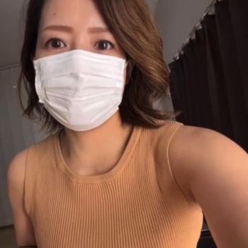 【無修正エロライブチャット】暗闇自宅でノースリーブミニワンピ姿のマスク人妻系素人お姉さんエロライブ！続き後半ハダカ姿手淫オナニー！推定Ｄカップ◎浅黒肌◎の画像