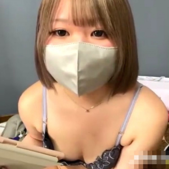 【エロライブチャット】黒色家着姿のボブ茶髪丸顔マスク女子がガチ自宅からエロチャット！楽しくお喋りしながら薄着になるぞぉ！雑多リアル部屋◎細美脚◎長時間◎の画像