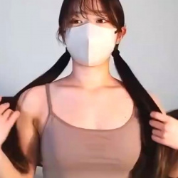 【無修正エロライブチャット】ロングツインテール黒茶髪キャミ姿マスク美人エロライブ！即脱ぎ裸Ｍ字パイパンくぱぁ＆ディルド全力挿入！最後はダブル！超接写も！の画像