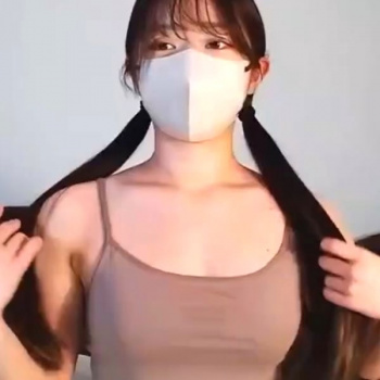 【無修正エロライブチャット】ロングツインテール黒茶髪キャミ姿マスク美人エロライブ！即脱ぎ裸Ｍ字パイパンくぱぁ＆ディルド全力挿入！最後はダブル！超接写も！の画像