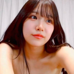 【無修正エロライブチャット】芸能人並ＳＳＳ級激カワ目鼻立ち完璧女子降臨！いきなり超接写パイパンお○んこ剥きくぱぁ！ディルド全力オナ白い液たらり！横画面◎の画像