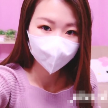 【無修正エロライブチャット】サ○リオぬいぐるみが沢山あるピンク部屋で長時間生配信するロング茶髪おでこマスク女子！後半顔出し裸ラブンスオナニーだ！横画面◎の画像