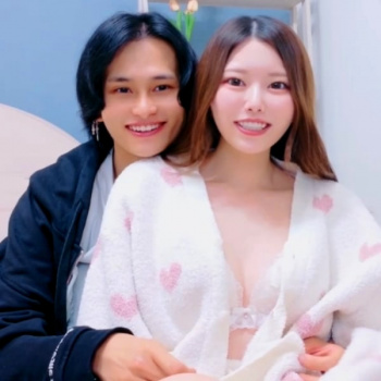 【無修正エロライブチャット】茶髪中分けロングウェーブ白肌顔出し女子と黒髪中分け爽やかスマイル男子降臨生配信ＳＥＸ！パイパン美マン！細身◎高画質◎横画面◎の画像