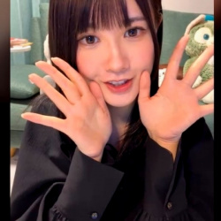 【無修正エロライブチャット】一流アイドル並ＳＳＳ級キレカワ美人御降臨！黒私服黒下着を脱いでいく！続きの後半ハダカ接写Ｗおもちゃオナ！喘ぎ声◎ヌル高画質◎の画像