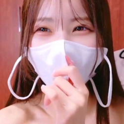 【無修正エロライブチャット】茶髪ロング＆細身白肌女子降臨エロライブ！即マスク外し屈託のない満面の笑顔！ラブンス当て裸オナ！ネイル◎販売元削除済◎横画面◎の画像