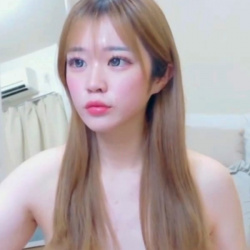 【無修正エロライブチャット】ロング金髪カラコン姿の舌足らずなのによく喋る裸素人ギャル生配信！パイパン接写Ｗおもちゃオナニー！太口唇◎ビラビラ大◎横画面◎の画像