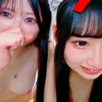 【無修正エロライブチャット】推定Ｂ＆ＤカップＳＳＳ級イマドキ白ギャル２人組降臨エロチャット！電マ相互レズプレイ！続き後半最後はディルド同時挿入！横画面◎の画像