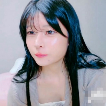 【無修正エロライブチャット】黒髪ロング超白肌の水色下着美人女子エロチャット！ダブルおもおちゃ当てオナだ！美尻Ｔバック＆推定Ｃカップ美乳！長時間◎横画面◎の画像