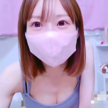【無修正エロライブチャット】キャミワンピ谷間！ミディアム茶髪ピンク色マスク女子エロチャット！推定Ｄカップお椀型超美乳！ラブンス＆電マＷオナニー！横画面◎の画像