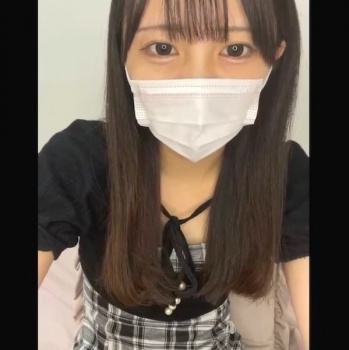 【無修正エロライブチャット】ロング黒茶髪チェスカ黒ブラウスお洒落服の上物マスク女子エロチャット！ずっとカメラ目線でお○んこ接写オナニー！高画質◎縦画面◎の画像