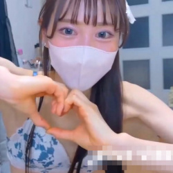 【無修正エロライブチャット】雑多な自宅部屋で即マスク外し裸でＭ字電マする目鼻立ちくっきり女子！顔面＆アソコ接写当たり前！ネジ外れてるな！長時間◎横画面◎の画像