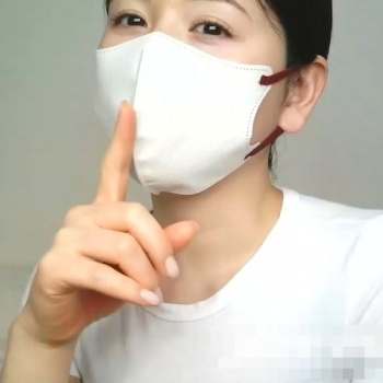 【無修正エロライブチャット】黒髪まとめ白Ｔシャツ白マスク姿美人が超長時間エロチャット！中盤から裸になりＭ字接写＆騎乗位姿各おもちゃオナだ！美声◎横画面◎の画像