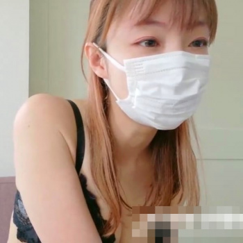 【無修正エロライブチャット】よく喋り盛り上げる金髪ロング黒下着姿マスク女子エロチャット！ソファ上でＭ字エア騎乗位おもちゃオナニー！アソコ真っ黒！横画面◎の画像