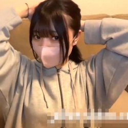 【無修正エロライブチャット】ポニテ黒髪パーカー姿マスク女子エロチャット！テロテロ赤下着！裸Ｍ字パイパンくぱぁディルドずぼずぼ顔出しオナ！長時間◎横画面◎の画像