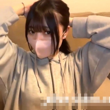 【無修正エロライブチャット】ポニテ黒髪パーカー姿マスク女子エロチャット！テロテロ赤下着！裸Ｍ字パイパンくぱぁディルドずぼずぼ顔出しオナ！長時間◎横画面◎の画像