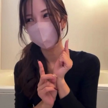 【エロライブチャット】グラマラスボディ持つワンレンポニテ髪マスク美人がお風呂場から生配信！続きの後半でハダカ姿おもちゃ当てだ！タイトミニワンピ◎長時間◎の画像