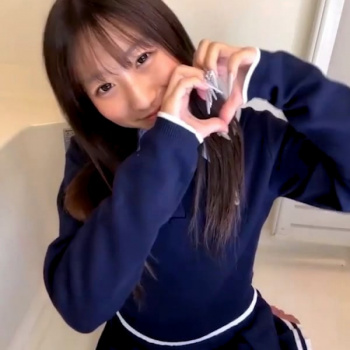 【無修正エロライブチャット】愛嬌抜群！アイドル並ルックス上物女子が自宅からエロチャット！ゲーミングチェアに座りＷおもちゃオナぶしゃあ〜！長時間◎縦画面◎の画像