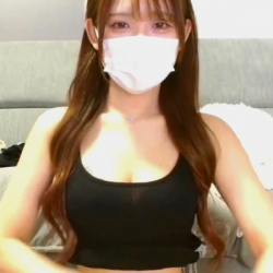【エロライブチャット】ロング茶髪マスク美人ギャル生放送エロチャット！黒キャミ脱ぐと推定Ｇカップ超美巨乳！後半ハダカ電マ当て！超長ネイル◎長時間◎横画面◎の画像