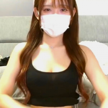 【エロライブチャット】ロング茶髪マスク美人ギャル生放送エロチャット！黒キャミ脱ぐと推定Ｇカップ超美巨乳！後半ハダカ電マ当て！超長ネイル◎長時間◎横画面◎の画像