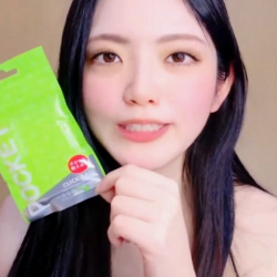 【無修正エロライブチャット】３種類のディルドを持つ黒直髪ロング白肌ＳＳＳ級美人降臨エロチャット！笑顔で裸Ｍ字おもちゃ当てオナニー！販売元削除済◎横画面◎の画像