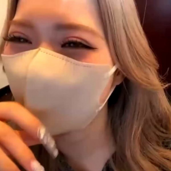 【無修正エロライブチャット】ネットカフェでブロンド染髪＆長ネイル姿マスク美人ギャル接写エロチャット！メイドコス脱ぎ網タイツ残してＭ字電マ当てオナニーだ！の画像