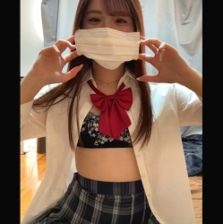 【無修正エロライブチャット】赤リボンＪ系制服コス茶髪ロング可愛いマスク女子エロチャット！顔面カメラ接写しながら男性とオセッセ挿入だ！顔出し童顔◎縦画面◎の画像