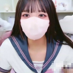 【無修正エロライブチャット】セーラー服アイドル系マスクめっかわ女子エロチャ！接写Ｍ字太ストロー股間隠しきれない＆おもちゃ！薄桃色リボン◎長時間◎横画面◎の画像