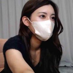 【エロライブチャット】黒茶髪ゆるふわロング綺麗系美人マスク女子降臨エロチャット！スタイル抜群カメラ下から美脚スゴ！豹柄ビキニ姿オナニーだ！横画面◎画質◎の画像