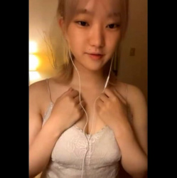 【エロライブチャット】白色ネグリジェ自宅姿の金色まとめ髪カワイイ系あどけない合法女子エロチャット！超接写半脱ぎ指イジりオナ！白レース下着◎販売元削除済◎の画像