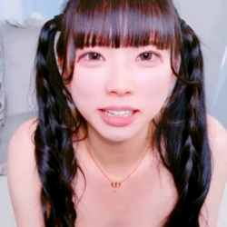 【無修正エロライブチャット】巻髪ロングツインテ合法ロリ女子顔出し宣言エロチャット！あーっと喘ぎ棒状おもちゃ挿入で感じまくるぞ！推定Ｄカップ美乳◎横画面◎の画像
