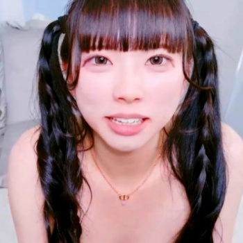 【無修正エロライブチャット】巻髪ロングツインテ合法ロリ女子顔出し宣言エロチャット！あーっと喘ぎ棒状おもちゃ挿入で感じまくるぞ！推定Ｄカップ美乳◎横画面◎の画像