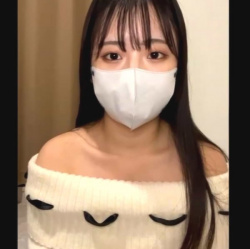 【エロライブチャット】軽快で上手なトークをするオフショル白ニットワンピ黒髪ロングストレート清楚女子エロチャット！下着姿で黒タイツ破って見せるぞ！縦画面◎の画像