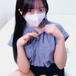 【エロライブチャット】目パッチリ黒美髪ロング薄青ブラウス姿ＳＳＳ級マスク美人エロチャット！続きの後半エチ✕２花柄下着＆カメラ目線で顔面接写だぞ！横画面◎の画像
