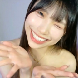 【無修正エロライブチャット】黒茶髪ストレートＳＳＳ級美女チューハイ飲みノリ✕２生配信！タンクトップ男性とペアＳＥＸエロチャットだ！販売元削除済◎横画面◎の画像