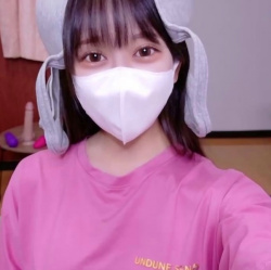 【無修正エロライブチャット】ブラジャーを頭に乗っけるおっとり系天然かわいい女子エロチャット！続きの後半ハダカ姿で手淫オナニー！綺麗な瞳◎良画質◎横画面◎の画像
