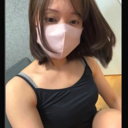 【無修正エロライブチャット】黒栗毛髪ロングボブ＆黒キャミ姿マスク美人女子エロチャット！続きの後半で接写ラブンス当ての連続だぞ！推定Ｂカップ微乳◎縦画面◎の画像