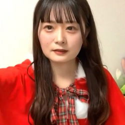 【エロライブチャット】サンタコス黒茶髪ロング先端カール童顔系女子爆誕エロチャット！アイドル並愛嬌でよく笑う！続き後半から笑顔で脱いでいく！丸顔◎横画面◎の画像