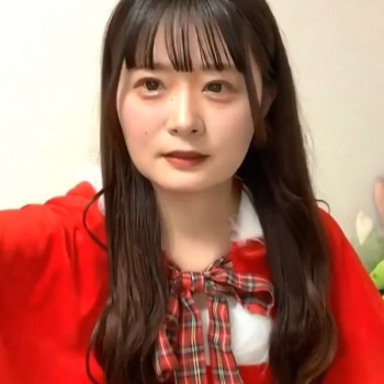 【エロライブチャット】サンタコス黒茶髪ロング先端カール童顔系女子爆誕エロチャット！アイドル並愛嬌でよく笑う！続き後半から笑顔で脱いでいく！丸顔◎横画面◎の画像