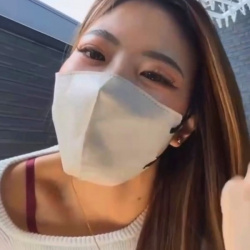【丸見えエロライブチャット】白ニットトップス＆赤紫下着セクシーな素人マスクギャルが自宅ベランダからエロチャット！即部屋に入り顔出し＆風呂場ハダカ指オナ！の画像