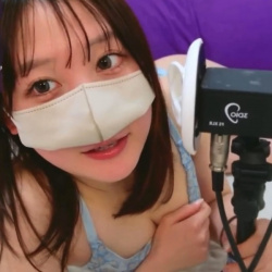 【丸見えエロライブチャット】水色ブラジャー姿ＡＳＭＲ耳責めをする鼻マスク女子エロチャット！即ハダカＭ字ディルド挿入オナ！続き後半ピストン騎乗位！横画面◎の画像