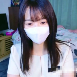 【丸見えエロライブチャット】医療事務ワンピース制服姿の黒目大きい黒美髪マスク女子エロチャット！中盤から起立ハダカ手マン最後は素顔を晒す！長時間◎横画面◎の画像