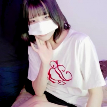 【丸見えエロライブチャット】人気の紫色部屋から生配信！白Ｔミディアムロング髪キレカワ鼻マスク女子エロチャット！後半顔出し全裸エロボディＳＥＸだ！横画面◎の画像