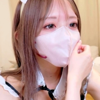 【丸見えエロライブチャット】メイド黒ビキニ姿セミロング茶髪パッチリ瞳ギャルエロチャット！後半極太ゴム付ディルド挿入２本指入れオナニーだ！長時間◎横画面◎の画像