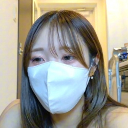 【丸見えエロライブチャット】マンションドア前でダンス生配信をする真っ裸マスク細身女子エロチャット！続き後半台所の上に乗り激しくおもちゃオナだぞ！横画面◎の画像