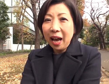 【熟女/五十路】性欲強すぎW若者との不倫SEX大はしゃぎのおばさんW「刺激が欲しくて♡」猛烈ピストンに乳首ピン勃ち絶頂！の画像