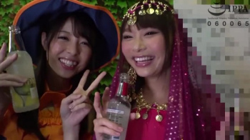 【ナンパ】ハロウィンに来ていた美女2人とホテルでイチャイチャの画像