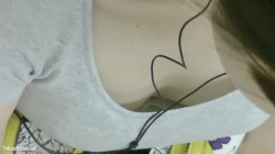 通勤電車で音楽を聴きながら居眠りしてる巨乳ちゃんの谷間を盗撮！さすがに乳首はダメか。の画像